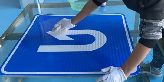 道路交通標(biāo)志牌安裝在道路上應(yīng)要做到哪些要求？